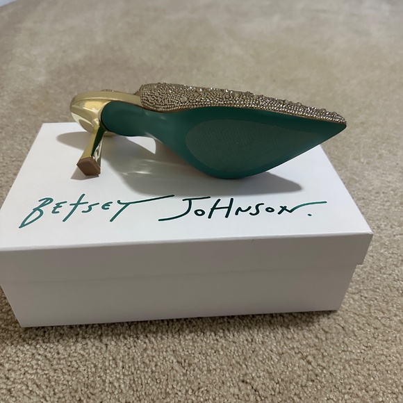Betsey Johnson Lt Gold heels - Picture 3 of 3